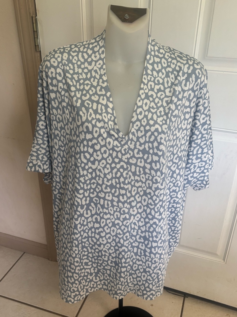 Large Morgan Clair gray/white leopard print V-neck short Sleeve tunic top.